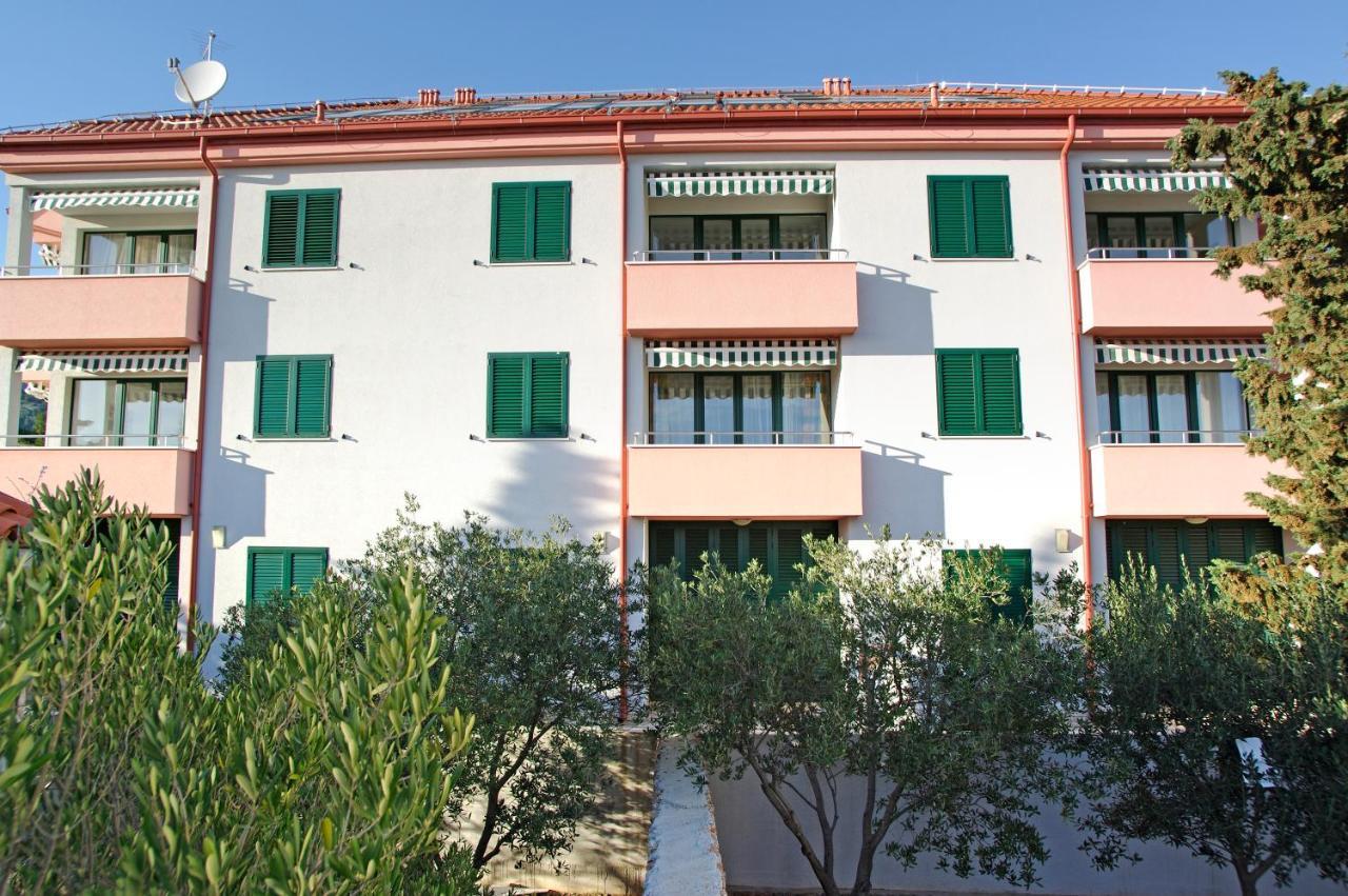 Pinia Apartments Bol Exterior foto